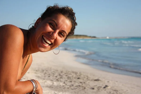Изящная Женщина Счастливая Голубом Море Улыбается Пляже Наслаждаясь Закатом Тускани — стоковое фото