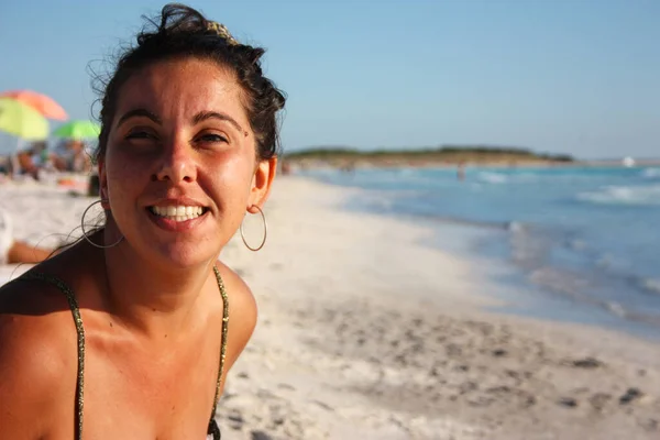 Изящная Женщина Счастливая Голубом Море Улыбается Пляже Наслаждаясь Закатом Тускани — стоковое фото