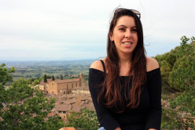 Çekici esmer beyaz kız ve İtalya 'daki San Gimignano' nun Ortaçağ ve Hilly Toscany 'sinin geçmişi.