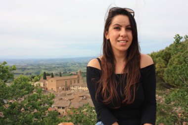 Çekici esmer beyaz kız ve İtalya 'daki San Gimignano' nun Ortaçağ ve Hilly Toscany 'sinin geçmişi.
