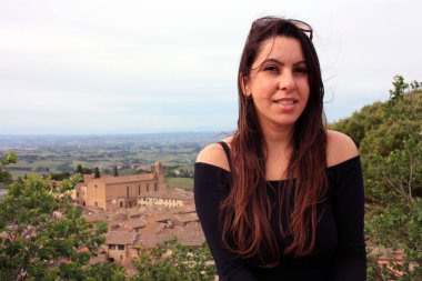 Çekici esmer beyaz kız ve İtalya 'daki San Gimignano' nun Ortaçağ ve Hilly Toscany 'sinin geçmişi.