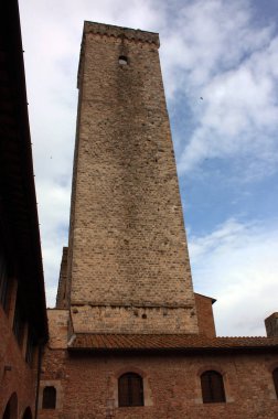 Toskana 'daki ortaçağ tuğla saatinin çok yüksek çan kulesi.
