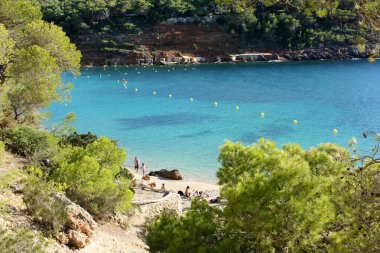 Ibiza 'daki ünlü Cala Saladeta plajının parlak renkleri.