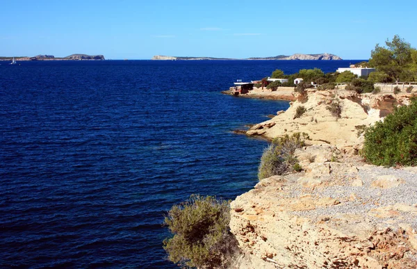 Costa Rocosa Mar Azul Intenso Ibiza Isla Baleárica —  Fotos de Stock