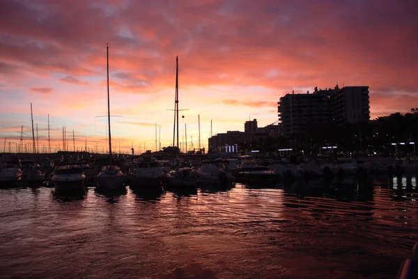 Ognisty Czerwony Fioletowy Zachód Słońca Wybrzeżu Ibizy Widok Portu Balearycznym — Zdjęcie stockowe