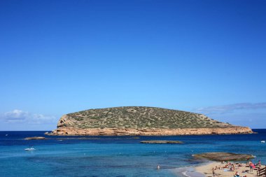 Cala Conta adası yaz aylarında İbiza turist denizinin maviliğine batırıldı..