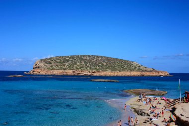 Cala Conta adası yaz aylarında İbiza turist denizinin maviliğine batırıldı..