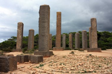 Mimari yapı, özellikle İbizan yazarın Balear Adaları 'ndaki kurak bir açıklıktaki yapısına dayanır.