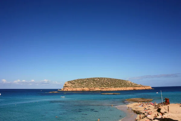 Островок Кала Конта Окунутый Синеву Туристического Моря Ибицы Летом Балеарских Стоковое Фото