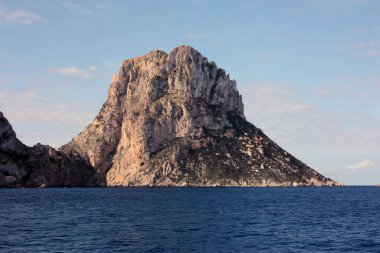 Ibiza, Balear Island 'da mavi deniz ile gök mavisi arasındaki büyülü ada es vedra' nın yakınında görüldü.