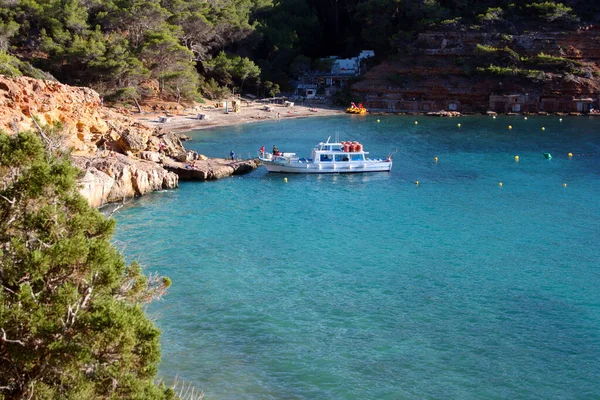 Letnie Wybrzeże Turystyczne Cala Salada Ibizie Balearach — Zdjęcie stockowe