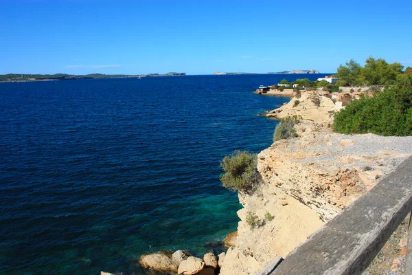 Bella Scogliera Alta Sul Mare Mediterraneo Blu Intenso Estate Vacanze — Foto Stock