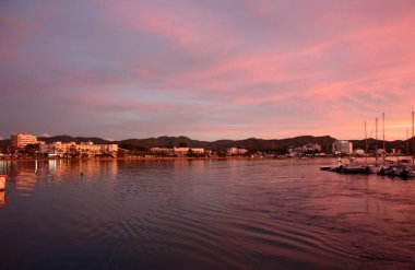 Balear Adası 'nda yaz mevsiminde İbiza turist rıhtımına demirlemiş tekneler.