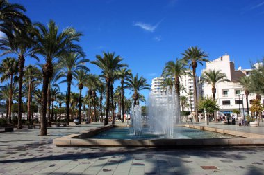 San Antonio şehrinde İbiza 'da fıskiyeli turist yürüyüşü