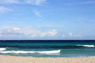 Yazın tropikal adaların çeşitli mavi ve mavi tonlarıyla Karayip Denizi