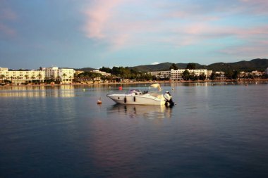 Günbatımında turist ibiza denizi Balear adalarındaki binaları parlak renklerle renklendiriyor..