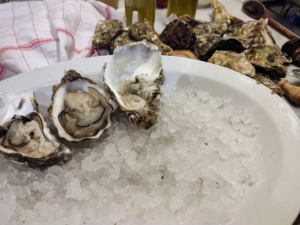 Frische Hausgemachte Austern Halb Offen Und Bereit Tisch Genossen Werden — Stockfoto