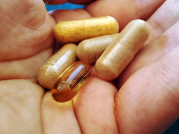 Çok Büyük Haplara Ilave Olarak Bir Avuç Dolusu Tablet — Stok fotoğraf