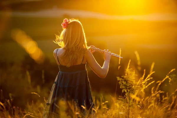 Hraní na flétnu v západu slunce Stock Fotografie