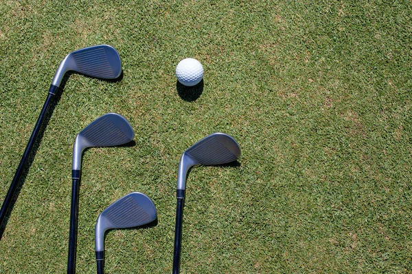 Golf Club Och Golf Ball Grönt Gräs — Stockfoto