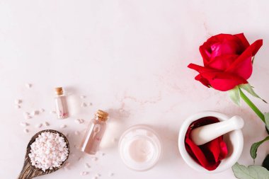 Mermer arka planda gül yaprakları olan kaplıca ürünü..