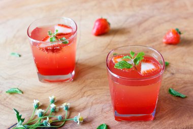 Tahta masada yaz çileği içeceği.