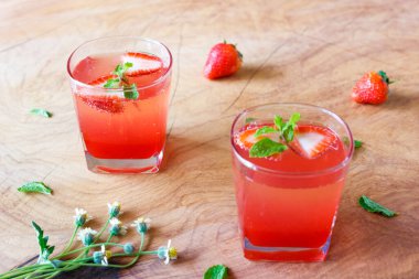 Tahta masada yaz çileği içeceği.