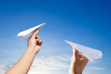 Mavi gökyüzü ile roket kağıdı tutarak el. Konsept özgürlüğü.