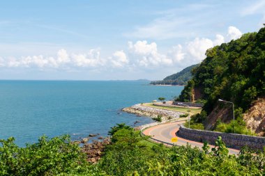 # Yol ve gökyüzü güzel, deniz üzerinde bulutlar #.