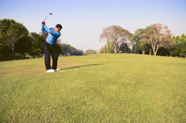 Golf sahasında golf oynayan adam..