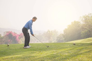 Golf sahasında golf oynayan adam..