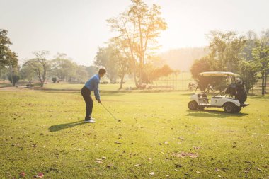 Golf sahasında golf oynayan adam..