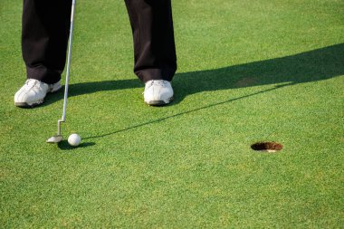 Golf sahasında golf oynayan adam..
