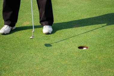 Golf sahasında golf oynayan adam..