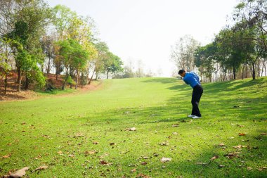 Golf sahasında golf oynayan adam..
