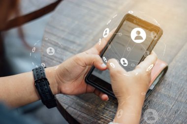 Ağ simgesiyle cep telefonu kullanan kadın eli