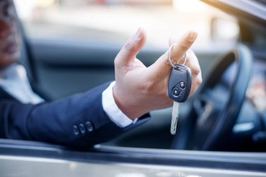İş adamı arabanın anahtarlarını tutuyor..