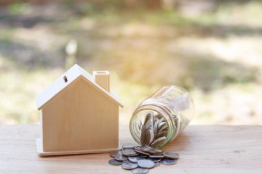 Tahta arka planda madeni para ve steteskop.