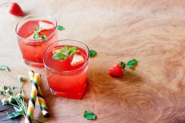 Boisson Estivale Aux Fraises Sur Table Bois — Photo