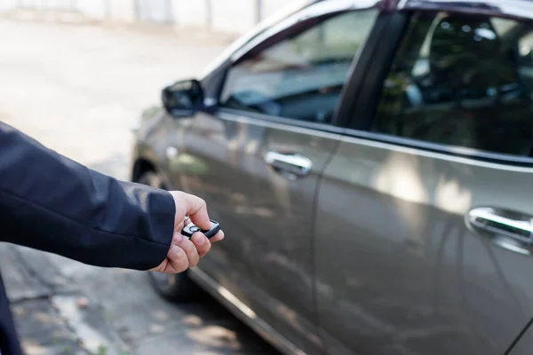 Homem Negócios Segurando Chaves Carro Com Carro Fundo — Fotografia de Stock