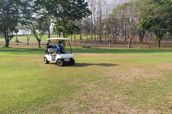 Belo Carro Golfe Campo Golfe — Fotografia de Stock