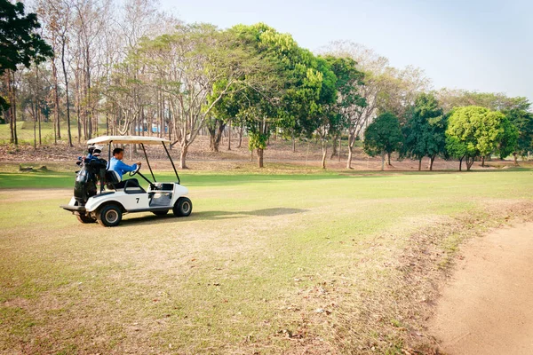 Golfista Dirigindo Carro Golfe — Fotografia de Stock