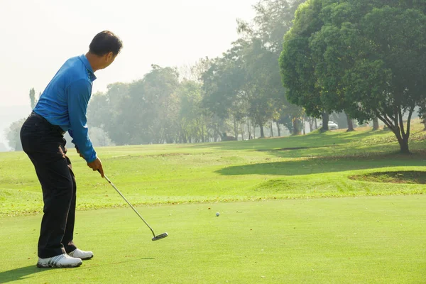 Homem Jogando Golfe Campo Golfe — Fotografia de Stock