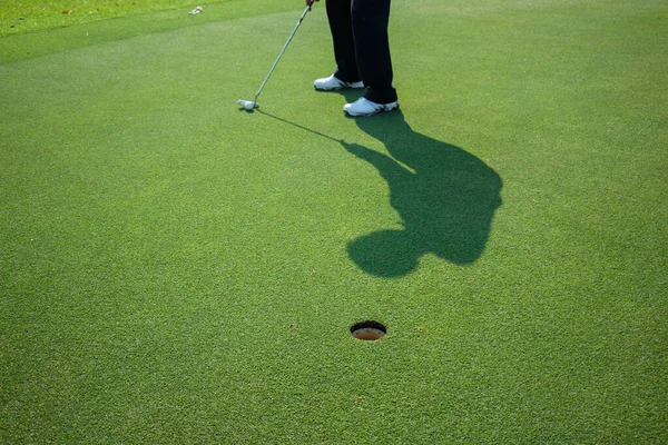 Golf Sahasında Golf Oynayan Adam — Stok fotoğraf