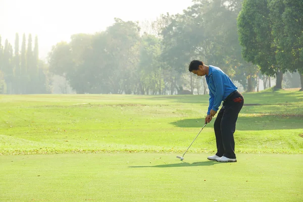 Egy Férfi Golfozik Egy Golfpályán — Stock Fotó