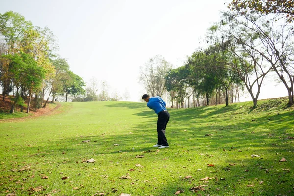 Homem Jogando Golfe Campo Golfe — Fotografia de Stock