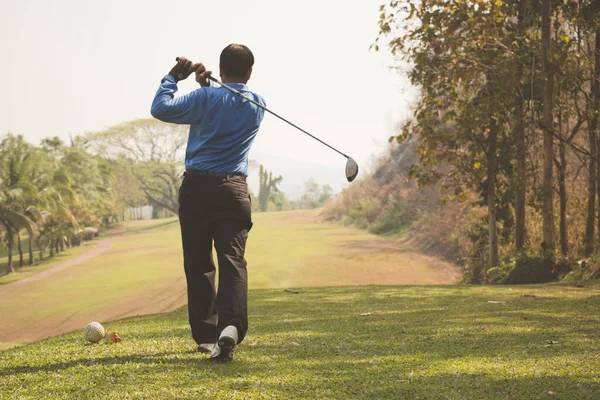 Egy Férfi Golfozik Egy Golfpályán — Stock Fotó
