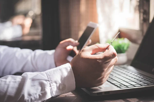Mężczyzna Korzystający Telefonu Komórkowego Zakupów Online Zapłacić Kartą Kredytową — Zdjęcie stockowe