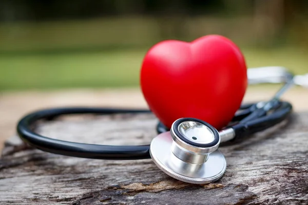 Rotes Herz Und Stethoskop Auf Holzgrund — Stockfoto