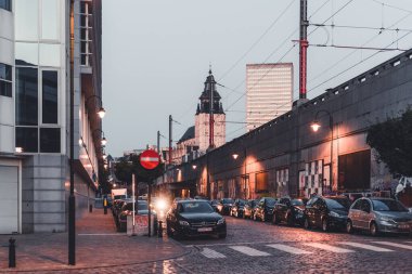 Brüksel, BELGIUM - 8 Ekim 2021: Akşam Brüksel sokakları. Notre Dame Belguim 'in başkentinde.
